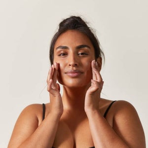 How To Use a Facial Oil to Achieve Beautiful, Glowing Skin